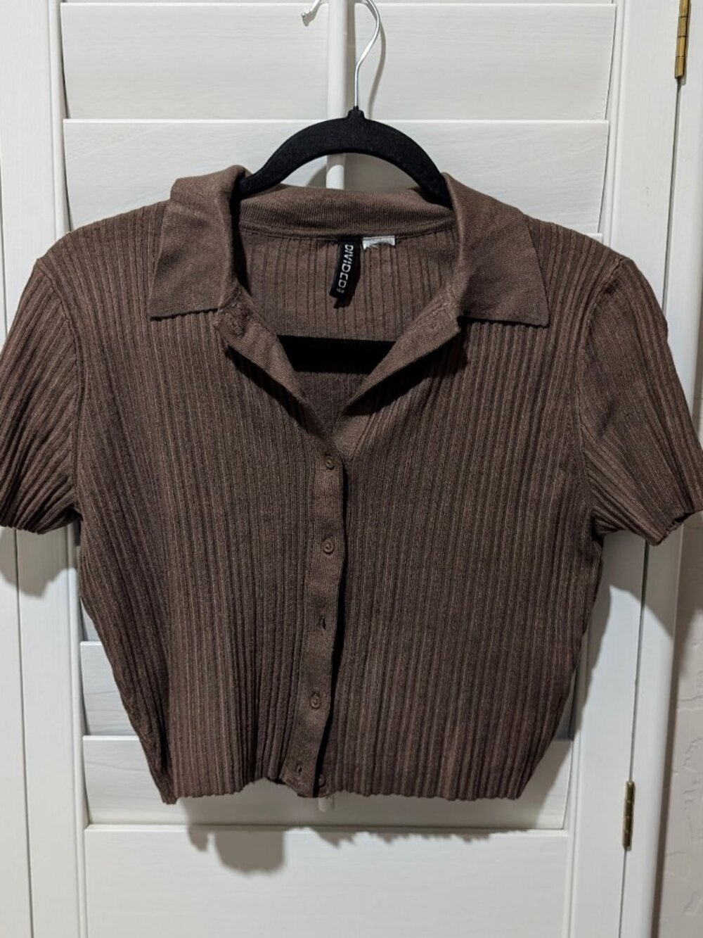 H&M Divided Brown Ribbed Button Top | Trendy Fitted Shirt